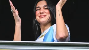 Dua Lipa contó su experiencia en el Superclásico de Boca y River: “La gente”