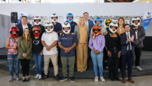 Chahla entregó 100 cascos a familias que trasladan a sus hijos en moto hacia las escuelas