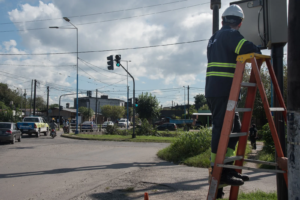 Con un nuevo semáforo en avenida Poviña y Camino de Sirga, el Municipio refuerza la seguridad vial en la zona noroeste