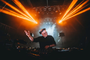 Música y espiritualidad: multitudinario recital del cura DJ Guilherme Peixoto