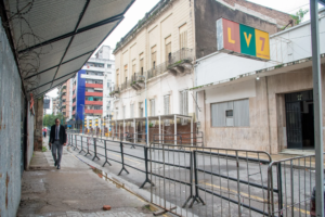 Habilitan la circulación peatonal en Mendoza al 200, donde siguen los trabajos preventivos por un inmueble en riesgo de colapso