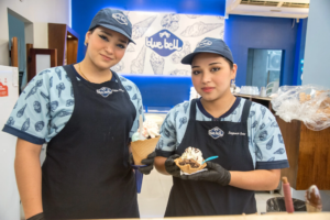 Tras formarse en talleres dictados por el Municipio, jóvenes consiguieron empleo en la cadena de heladerías Blue Bell