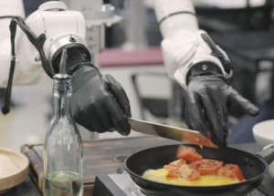 Robots más humanos: un nuevo cerebro robótico les permite cocinar y ejecutar piezas en piano