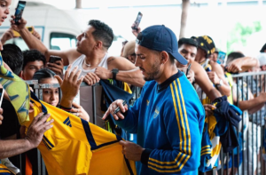 Hinchas de Boca Juniors coparon el hotel en Ecuador para recibir al plantel