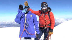 Tras escalar un volcán cubierto de nieve, un robot humanoide va por el Everest