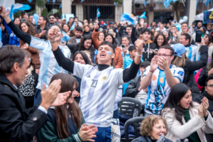 Cientos de fanáticos vibraron con el triunfo de Argentina ante Austria en los Puntos Mundialistas de la Capital