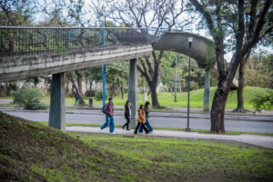 Por riesgo estructural: será removido el puente peatonal de avenida Benjamín Aráoz, a la altura del Lago San Miguel