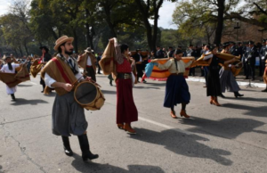 Producción coordinó la organización del desfile de gauchos para el 9 de Julio