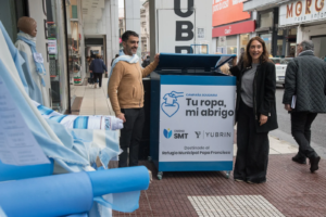 Habilitan roperos solidarios en puntos fijos de la capital para donar abrigo a vecinos en situación de calle