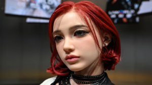 Un nuevo robot desarrollado en China conversa, acompaña y hasta recuerda la medicación