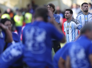 Expectativa en Rosario por la llegada de Lionel Messi: fanáticos coparon el aeropuerto