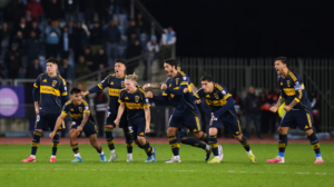 Tras caer en los 90 minutos, Boca se impuso por penales y sigue en carrera