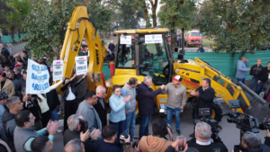 Jaldo supervisó el avance final del puente sobre el canal troncal en Estación Aráoz y entregó maquinaria comunal