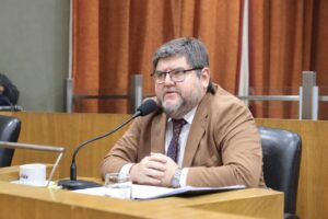 Carlos Ale impulsó un proyecto para exigir controles y el vallado inmediato de bocas de tormenta peligrosas