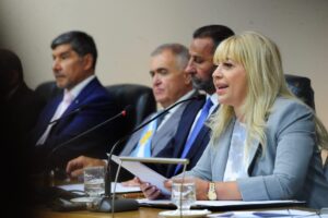 “En marcha”: Chahla acelera la regulación del transporte e integra a colectivos, taxis y Uber en la Capital