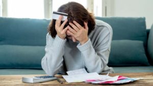 Tucumán endeudado: la informalidad laboral de los jóvenes y las jubilaciones rezagadas asfixian a las familias capitalinas