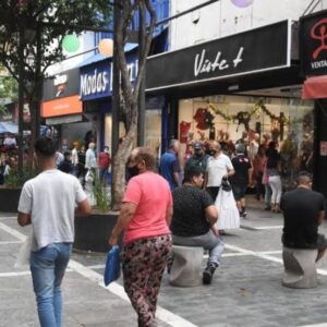 Las ventas online crecen con fuerza pero el consumo masivo tradicional sigue en baja
