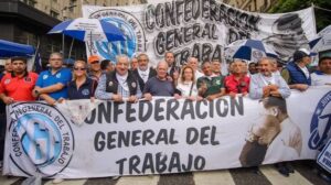 Frente sindical y organizaciones sociales marchan al Ministerio de Economía contra el endeudamiento de las familias