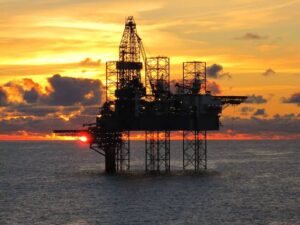 El petróleo sube casi 3% y roza los US$95: qué impacto puede tener en los surtidores de Tucumán y el país