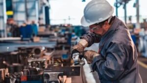La actividad industrial volvió a caer en julio y acumula una baja del 2% en lo que va del año