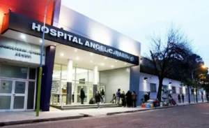 Brutal ataque a un hombre de 62 años mientras esperaba el colectivo en Concepción: está internado en el Hospital Padilla