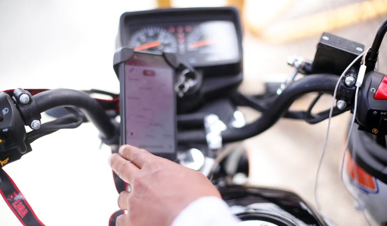 Violento asalto a un chofer de Uber Moto en la capital: le colocaron un cuchillo en el cuello para robarle la recaudación