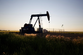 El petróleo corona un mes de fuertes subas impulsado por la tensión internacional entre Estados Unidos e Irán