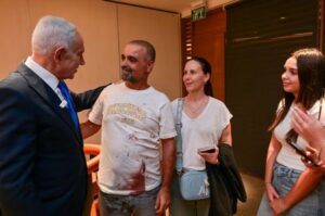 Terror a 10.000 metros de altura: un piloto apuñalado, pasajeros héroes y un aterrizaje forzoso que sacudió a Israel