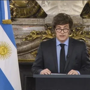 Milei encabeza una cumbre exprés en Chile y prepara una cadena nacional centrada en Malvinas