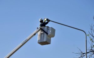 Alerta por vandalismo urbano en la Capital: destruyeron casi 500 luminarias en menos de dos años