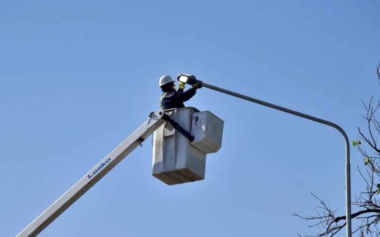Alerta por vandalismo urbano en la Capital: destruyeron casi 500 luminarias en menos de dos años