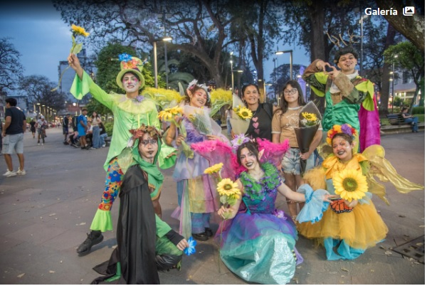 La Plaza Independencia latio al ritmo de la primavera con ferias, música y una masiva convocatoria familiar