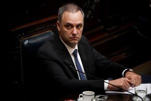 Ahorros en criptomonedas, préstamos y tarjetas ajenas: las polémicas explicaciones de Manuel Adorni ante la Justicia