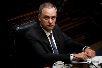 Ahorros en criptomonedas, préstamos y tarjetas ajenas: las polémicas explicaciones de Manuel Adorni ante la Justicia