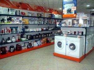 Cadenas de electrodomésticos lanzan descuentos del 50% y cuotas sin interés para frenar la caída del consumo