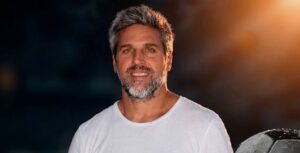 Conmoción en el fútbol amateur: un jugador de 43 años se descompensó en pleno partido y falleció al llegar al hospital