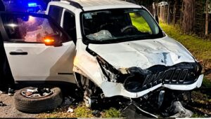 Se filmó manejando a 140 km/h, perdió el control y chocó contra un poste: el impactante video que sacude a las redes