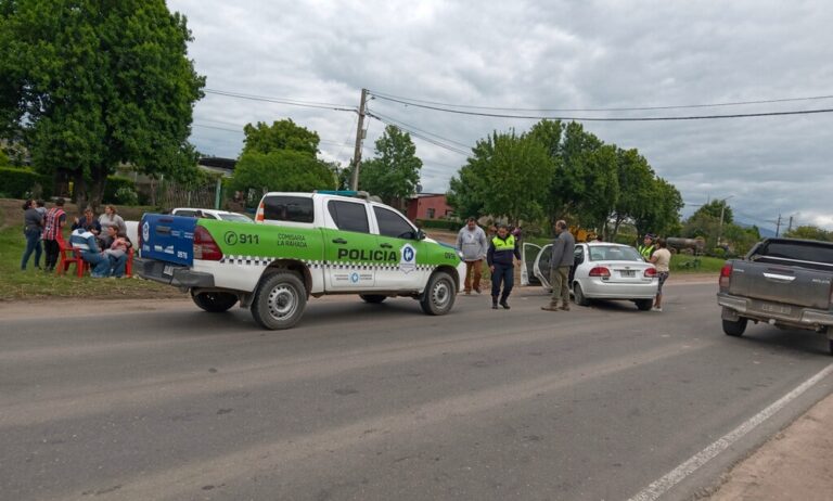 Un violento choque entre una camioneta Toyota Hilux y un auto rural en la ruta 304 dejó varios heridos