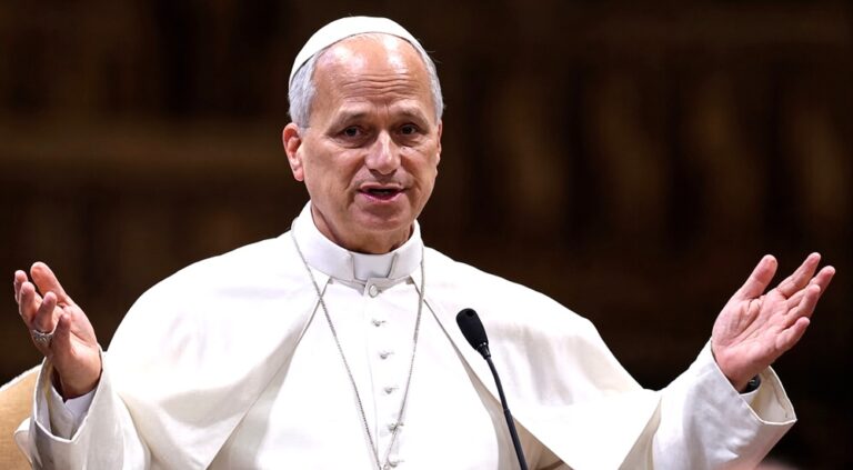 El papa León XIV pasó una noche tranquila tras la operación por cáncer de pulmón y hay expectativa por su gira
