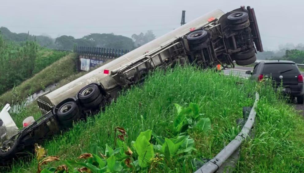 Despiste y vuelco de un camión cisterna en la nueva autopista a Famaillá: demoras y preocupación por la demora en el retiro
