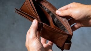 Salarios de bolsillo contra las cuerdas: dos de cada tres argentinos agotan sus ingresos antes de fin de mes y crece el endeudamiento en los hogares