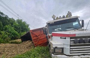 Vuelco en la Ruta 38: el acoplado de un camión tumbó a la altura de Famaillá y generó tensión en la traza