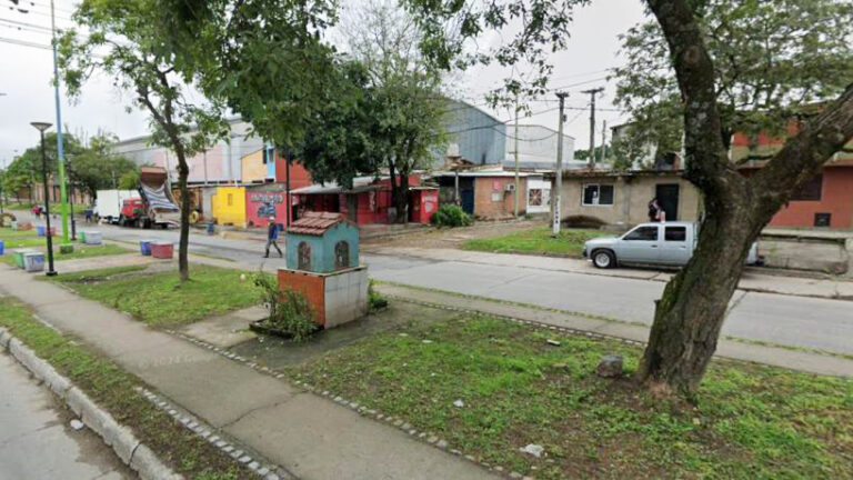 Violenta emboscada en la zona sur: atacaron a machetazos a un matrimonio en plena calle