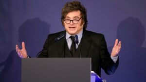 Desde España, Javier Milei cuestionó con dureza a Pedro Sánchez, ratificó el reclamo por Malvinas y descartó la vía militar