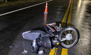 Violento choque múltiple en Aguilares: una camioneta y dos motos colisionaron sobre la vieja traza y hay un herido grave