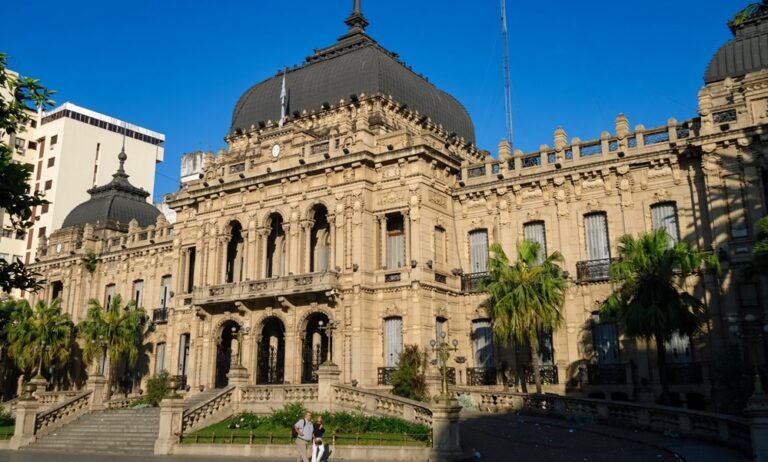 Tucumán desistirá de dos demandas contra la Nación por coparticipación a cambio de un acuerdo financiero