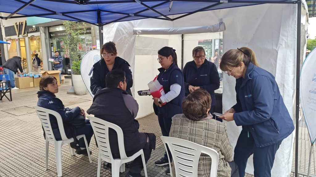 Salud Pública desplegó postas de vacunación y controles en la peatonal tucumana